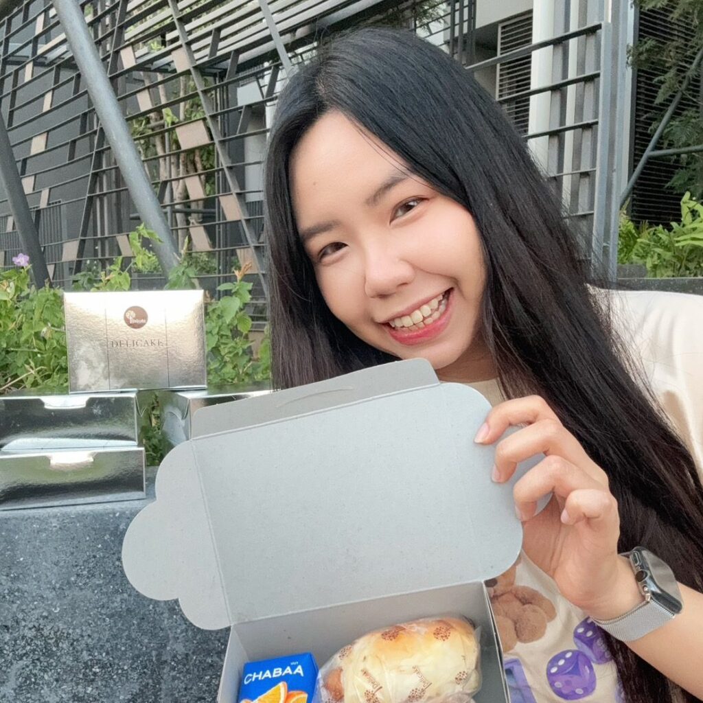 Snack Box ราคา 25 บาท Snack Box and Bakery มาในกล่องเรียบหรูสีเงิน ราคาเริ่มต้น 25 บาท
